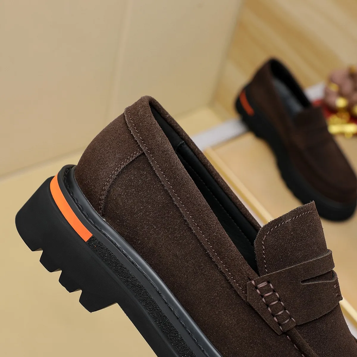 Men's shoes 💰660 💰 Louis Vuitton LV ® Autumn and Winter 🆕 models 🔛Full shoe counter First layer cowhide, 🐂Leather lined casual shoes for men, super soft outsole, essential for driving. Counter synchronization Original first layer cowhide Completely 1:1 mold customization 🌹Top version, 2 colors available! Number: 38-45 (37.46. Customized)
